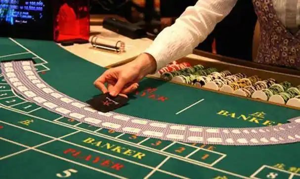 Dealer chuyên nghiệp tại bàn Baccarat Live Casino 33win68 com
